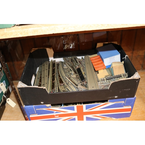 43 - Hornby Dublo accessories etc. Various rolling stock including breakdown cranes, freight wagons,- wel... 