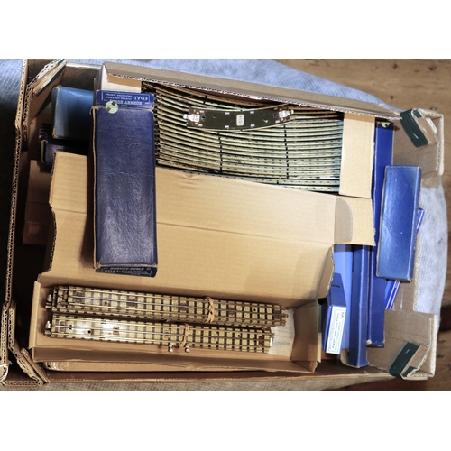 43 - Hornby Dublo accessories etc. Various rolling stock including breakdown cranes, freight wagons,- wel... 