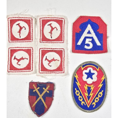 181 - 2 pairs of British WW2  8th Army 13 Corps woven unit arm badges in unissuedcondition, together with ... 