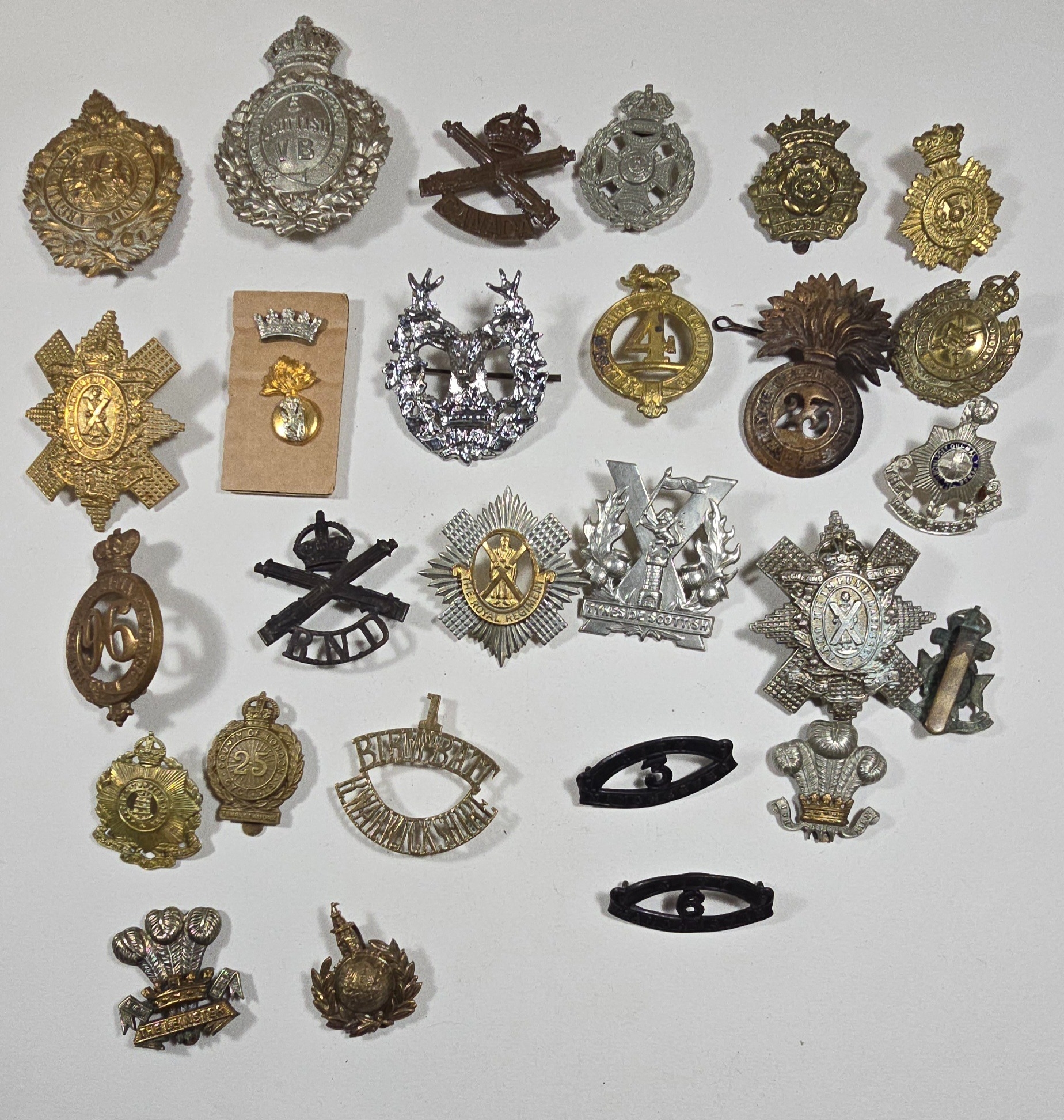 65 restrike cap and glengarry badges and a restrike OR's SBP of the ...