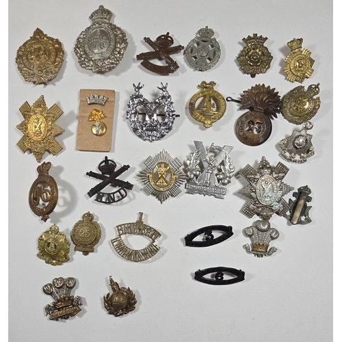 65 restrike cap and glengarry badges and a restrike OR's SBP of the ...