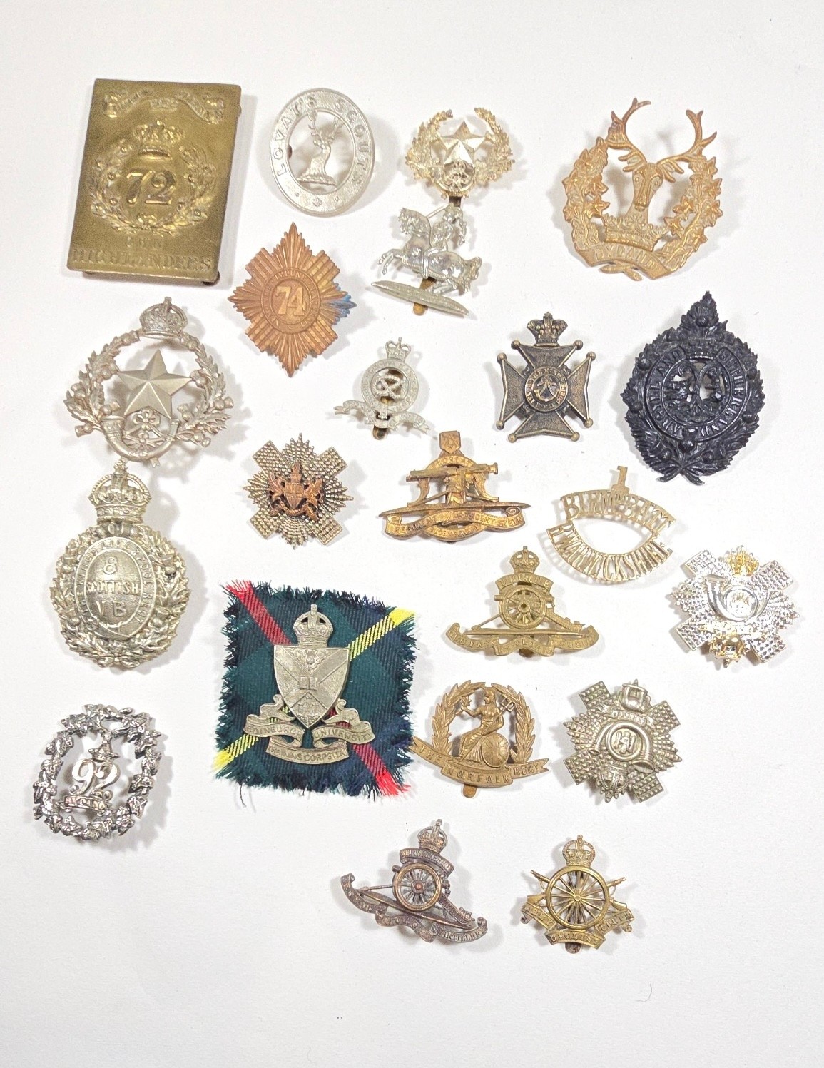 65 restrike cap and glengarry badges and a restrike OR's SBP of the ...