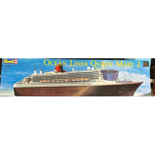 45 - 9 unmade model kits of Naval and civilian ships. Scales include 1:400/1:600/1:700. An impressively l... 