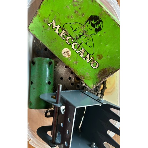 10 - 4x nicely built MECCANO Bugatti style racing cars, in red and green metal parts. Also includes a sma... 