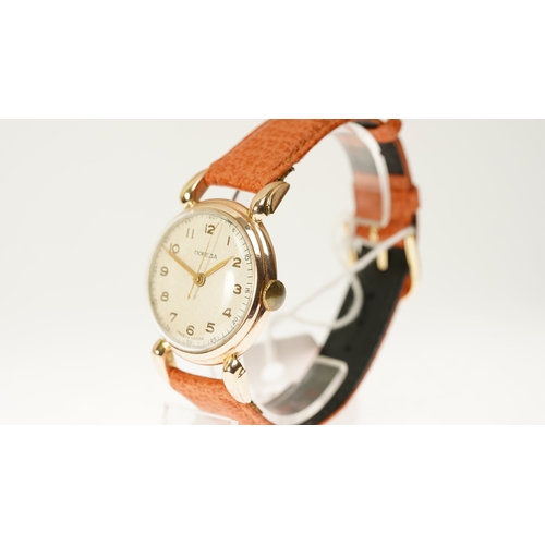 15 - Gentleman's Pobeda wristwatch in 14kt gold. 35mm. Silvered dial with outer second track and gilt Ara... 