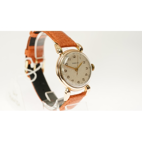 15 - Gentleman's Pobeda wristwatch in 14kt gold. 35mm. Silvered dial with outer second track and gilt Ara... 