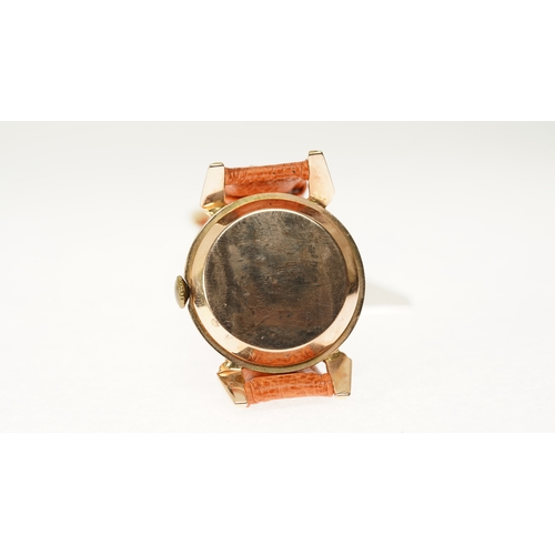 15 - Gentleman's Pobeda wristwatch in 14kt gold. 35mm. Silvered dial with outer second track and gilt Ara... 