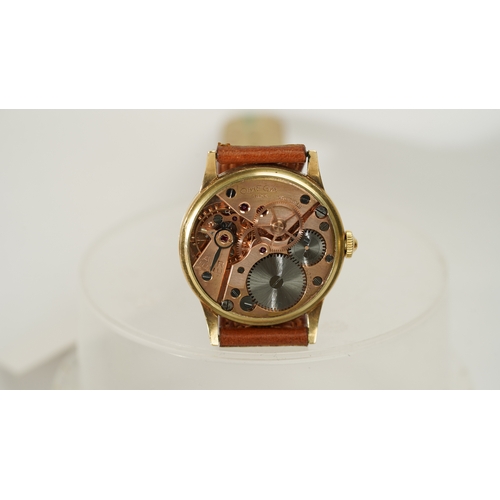 59 - Omega wristwatch in 14kt gold. 33mm. White dial with some spotting, outer seconds track with luminou... 