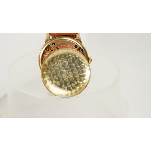 59 - Omega wristwatch in 14kt gold. 33mm. White dial with some spotting, outer seconds track with luminou... 