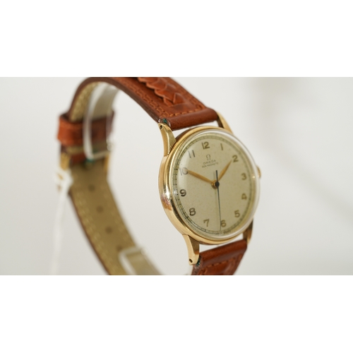 59 - Omega wristwatch in 14kt gold. 33mm. White dial with some spotting, outer seconds track with luminou... 