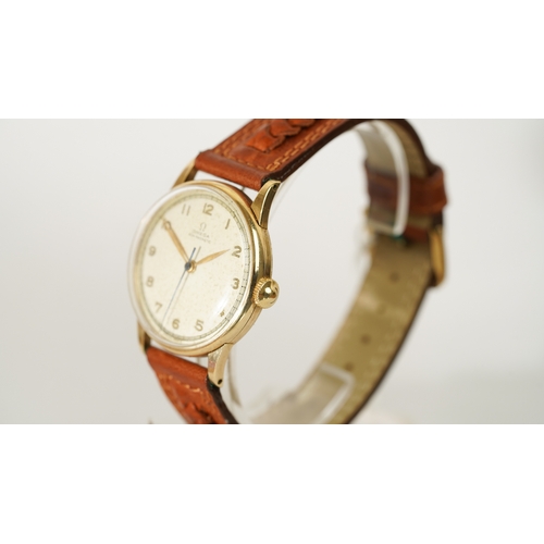 59 - Omega wristwatch in 14kt gold. 33mm. White dial with some spotting, outer seconds track with luminou... 