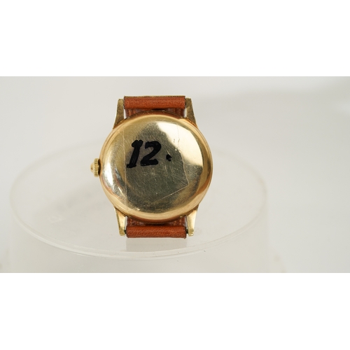 59 - Omega wristwatch in 14kt gold. 33mm. White dial with some spotting, outer seconds track with luminou... 
