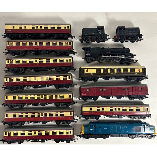 233 - A quantity of OO railway. A Wrenn Castle Class 4-6-0 tender locomotive 'Cardiff Castle' 4075. IN lin... 