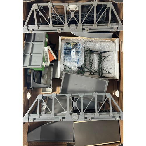 233 - A quantity of OO railway. A Wrenn Castle Class 4-6-0 tender locomotive 'Cardiff Castle' 4075. IN lin... 