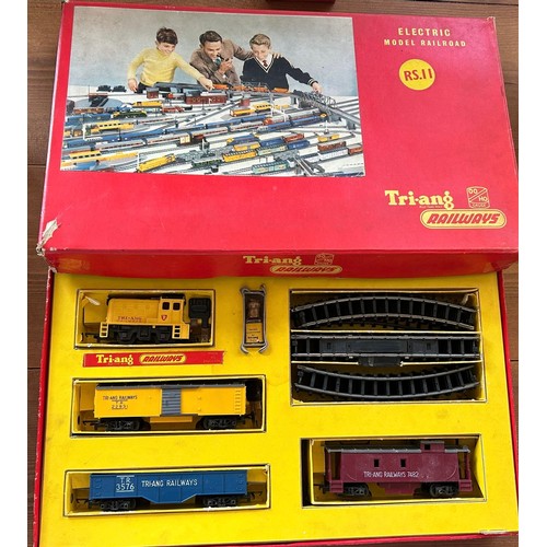 123 - Tri-ang OO North American TR Series railway. Including set RS11 comprising 0-4-0 dock style shunting... 