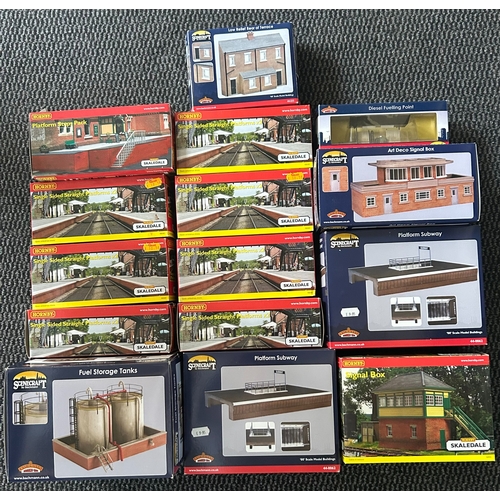 131 - 9 Hornby Skaledale and 6 Bachmann Scenecraft Buildings etc. Signal Box, 7x Single Sided Straight Pla... 