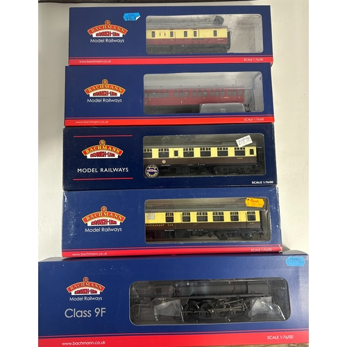 146 - Bachmann Branch-Line OO Railway. 2x Steam Locomotives. A BR Standard Class 9F 2-10-0 Tender Locomoti... 