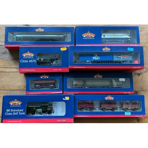 154 - Bachmann Branch-Line OO Railway. 2 Locomotives. A BR Standard Class 3MT 2-6-2 Tank Locomotive, 82005... 