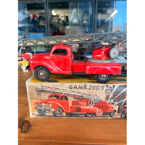 37 - A Gama 260/9  Tinplate fire engine with tender. Made in Germany. Come boxed with wear and some minor... 