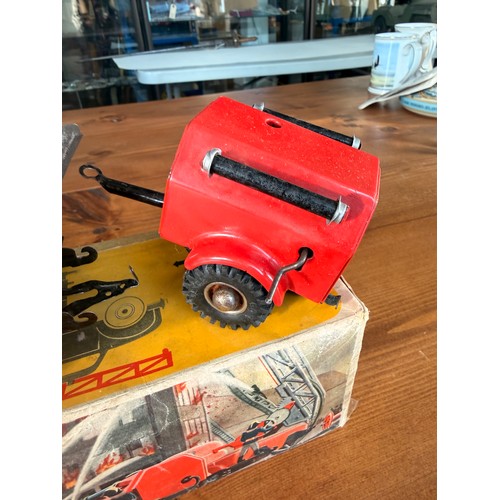 37 - A Gama 260/9  Tinplate fire engine with tender. Made in Germany. Come boxed with wear and some minor... 