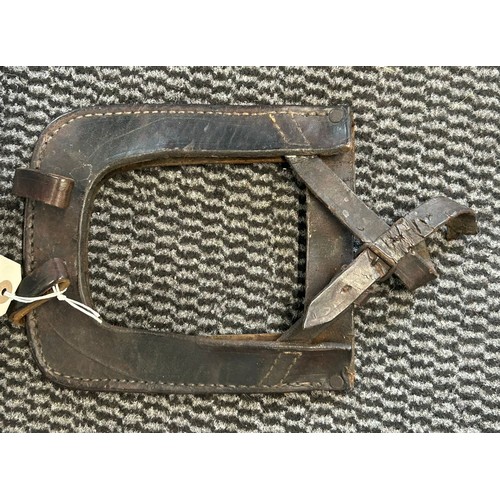 540 - German WW1 entrenching tool with leather cover, faint manufacturing markings on shovel velsgerg.... 