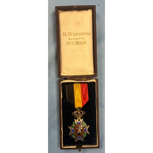 524 - A Belgian 2nd Class enamelled Agricultural Award medal, with suspender and ribbon, in its fitted cas... 