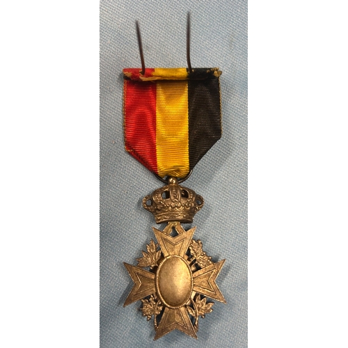 524 - A Belgian 2nd Class enamelled Agricultural Award medal, with suspender and ribbon, in its fitted cas... 
