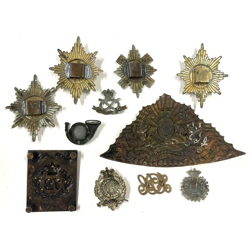 498 - Various badges inc 72nd Duke of Albanys own Highlanders Cross belt plate, 5th London rifle volunteer... 