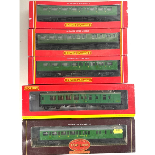 25 - A quantity of Hornby OO Railway. All Southern Railway and BR SR. Including a Battle of Britain Class... 