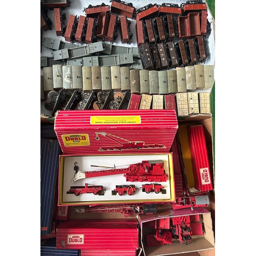 28 - A good quantity of Hornby Dublo 2 rail and 3 rail Model Railway. Including a N2 0-6-2 tank, 69550, B... 