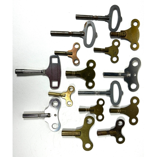 303 - 15x Antique clock keys in brass and nickel plate. various sizes and styles.