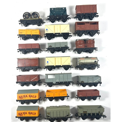 19 - A quantity of Hornby Dublo Passenger and Freight Rolling Stock. Includes 26 Southern and BR suburban... 