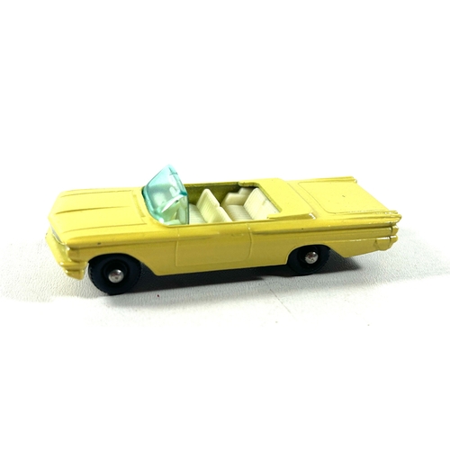 26 - Matchbox Series No.39 Pontiac Convertible. An example with lemon body, black base, white interior, g... 