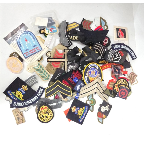 41 - A quantity of mixed British cloth badges. Army, Navy and Air Force, including Formation Signs, Shoul... 