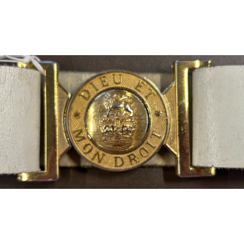 45 - An ERII universal pattern white buff leather belt and gilt coloured buckle. VGC.