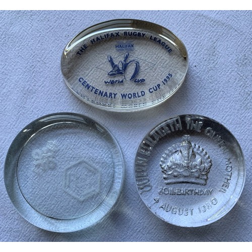 44 - 20TH CENTURY CIRCULAR ADVERTISING PAPERWEIGHTS AND OTHERS (11)
Derby Bicentennial 1979, Bicks Beach ... 