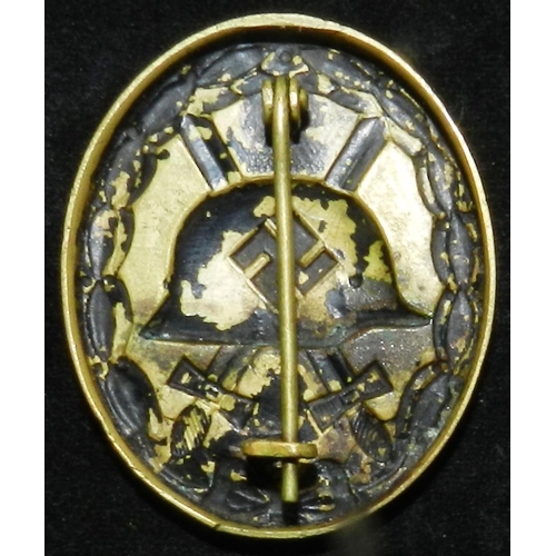 30 - WW II Wound badge in black, which is mostly worn off. Stamped brass, 0.5oz. Probably early war.