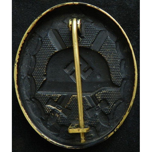 31 - WW II Wound badge in black, which is mostly worn off. Stamped brass, 0.5oz. Probably early war.