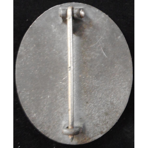 53 - WW II Wound badge in silver. Solid back. Pin stamped 4 – Steinhauer & Lück – Lüdenscheid.Much wear. ... 