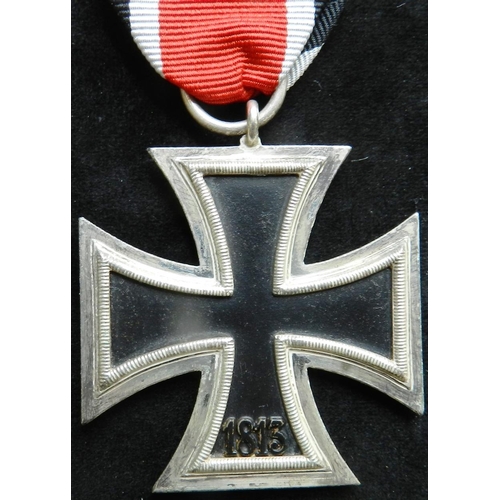 6 - WW II Iron Cross 2nd class. Suspension ring stamped ‘100’. Made by Rudolph Wächtler & Lange – Mittwe... 