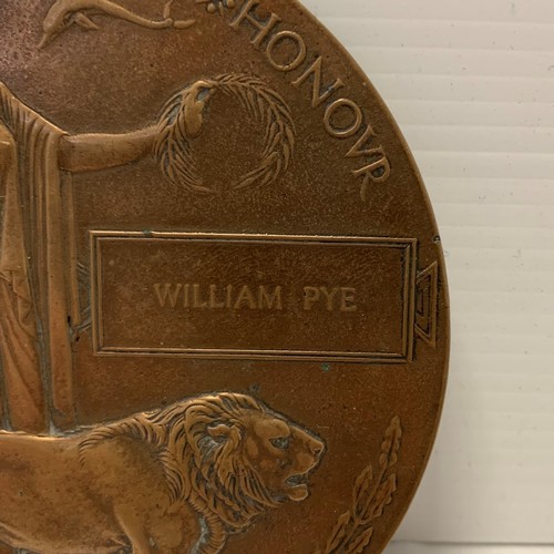 184 - World War I 1914 - 1918 Military Bronze Death Plaque, Awarded to William Pye. 12cm dia inscribed He ... 