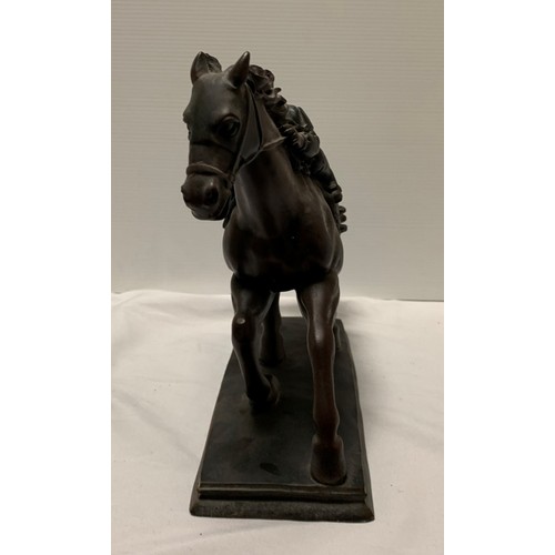 145 - Horse Racing Interest - A Collection of Horse Racing Statues, Prints & Pictures (9)