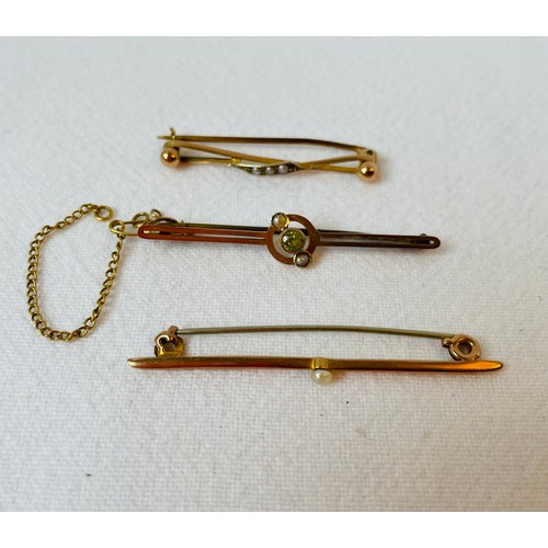 42 - Five 9ct Gold Bar Brooches.
Some with Small Stone Embellishments.
Combined Weight 11.9g