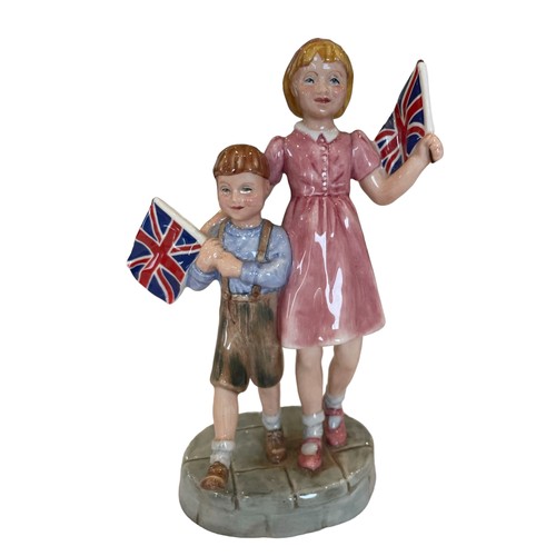 321 - ROYAL DOULTON; a limited edition Prestige figure group HN4697 'Welcome Home', no.165/1500, height 19... 