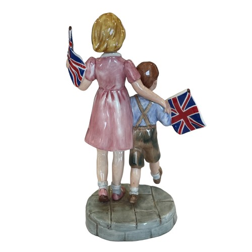 321 - ROYAL DOULTON; a limited edition Prestige figure group HN4697 'Welcome Home', no.165/1500, height 19... 