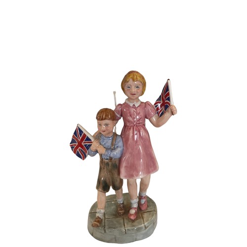 321 - ROYAL DOULTON; a limited edition Prestige figure group HN4697 'Welcome Home', no.165/1500, height 19... 