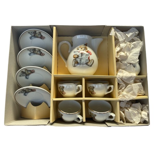 113 - Steiff Tea Set - Dekor Teddybar mit Zeitung und Barenpaar - 613951