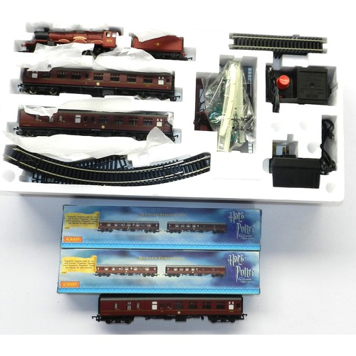 70 - Hornby 00 gauge.Harry Potter & The Chamber of Secrets Hogwarts Express set, with 3 extra carriages. ... 