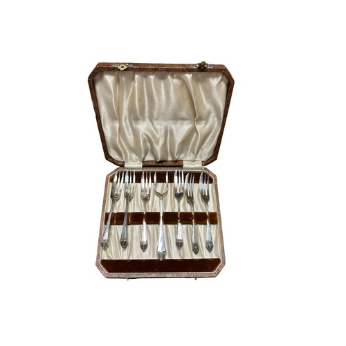 150 - Small Collection of Silver Plate inc a cased set of cake forks, a servicing dish & a small tray