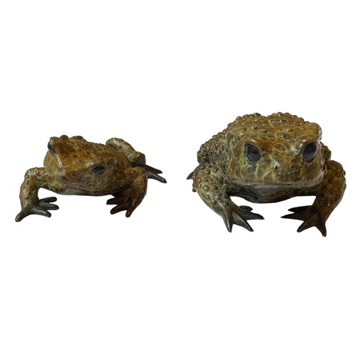 304 - A Graduated Pair of Toads in Bronze
Both signed Geckoman
Large Toad 854.9g 6cm tall, 13cm long, 10cm... 